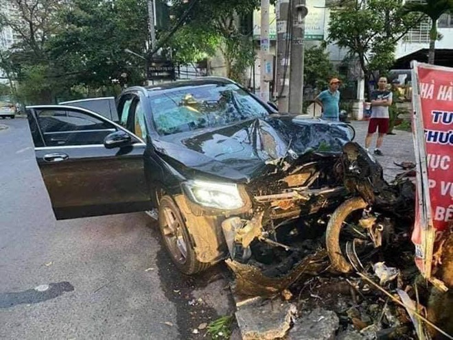 TP.HCM: Ô tô Mercedes lao nhanh tông tử vong tài xế Grab, nữ tiếp viên hàng không bị thương nhập viện cấp cứu - Ảnh 2.