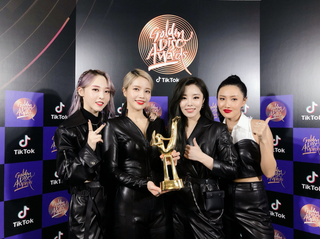 GDA 2020 ngày 1: BTS và bố Bang thắng đậm; AKMU, Jennie, Taeyeon không đi vẫn có giải; MAMAMOO cho TWICE hít khói - Ảnh 2.