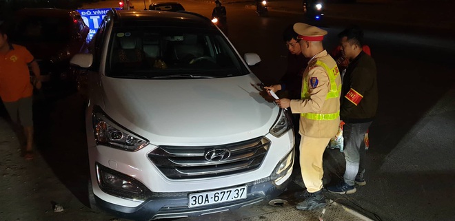 H&agrave; Nội: Kinh ho&agrave;ng t&agrave;i xế &ocirc; t&ocirc; c&oacute; biểu hiện say xỉn lao thẳng &ldquo;chốt&rdquo; 141, CSGT phải nhảy l&ecirc;n vỉa h&egrave; tho&aacute;t th&acirc;n - Ảnh 1.