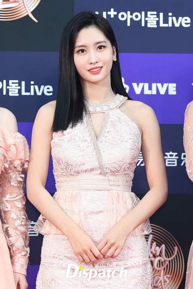 Mỹ nhân TWICE thành điểm sáng nhất Grammy Hàn: Hết bị để ý vì hẹn hò Heechul lại đến trượt ngã liên tục giữa sân khấu - Ảnh 1.