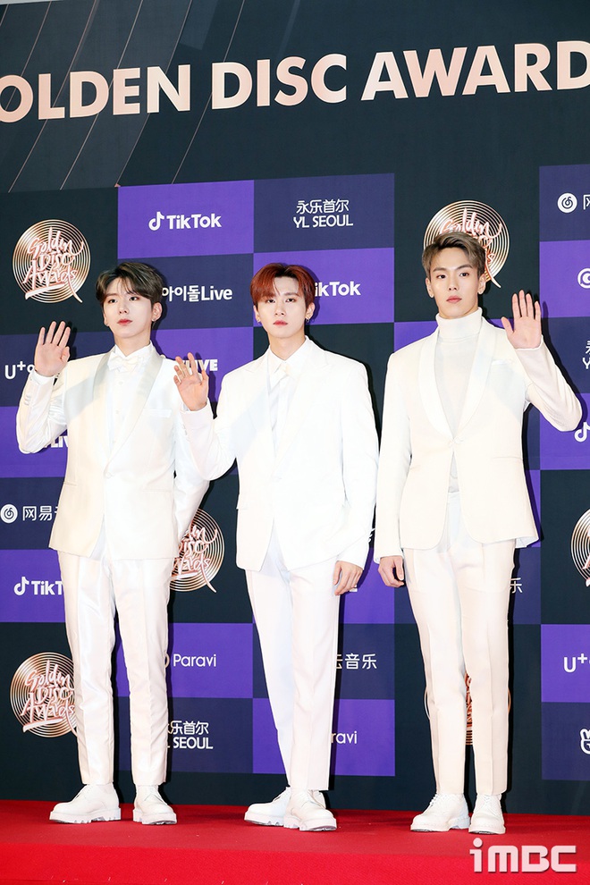 Thảm đỏ Grammy Hàn Quốc 2020: TWICE xinh đẹp ngút ngàn đọ sắc cùng (G)I-DLE, BTS làm gì giữa quân đoàn idol thế này? - Ảnh 28.