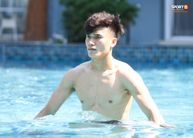 Tiến Linh cover xung quanh anh toàn là nước của Đen Vâu, tuyển thủ U23 Việt Nam khoe body săn chắc - Ảnh 10.