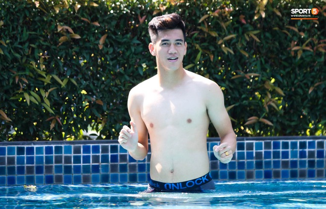 Tiến Linh cover xung quanh anh to&agrave;n l&agrave; nước của Đen V&acirc;u, tuyển thủ U23 Việt Nam khoe body săn chắc - Ảnh 2.