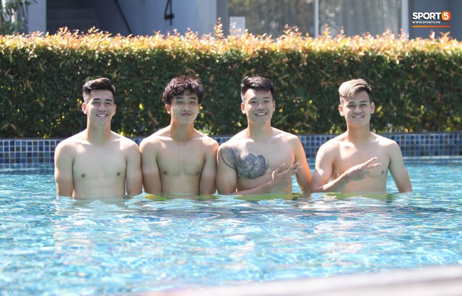 Tiến Linh cover xung quanh anh to&agrave;n l&agrave; nước của Đen V&acirc;u, tuyển thủ U23 Việt Nam khoe body săn chắc - Ảnh 6.