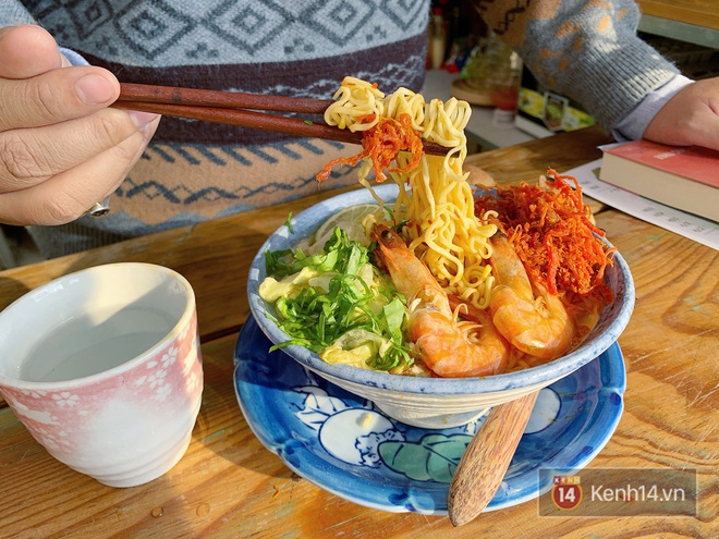 M&igrave; t&ocirc;m chanh tuổi thơ của 8x, 9x H&agrave; Nội du lịch l&ecirc;n Đ&agrave; Lạt, biến th&agrave;nh m&oacute;n m&igrave; ngầu nhất quả đất - Ảnh 4.