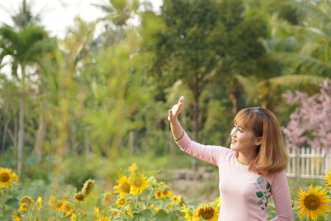  Màn lột xác của cô giáo trẻ mặt lệch khiến các em học sinh ngơ ngác không nhận ra: Từng tự ti vùi mình vào thế giới ảo để chẳng ai biết gương mặt xấu xí  - Ảnh 9.