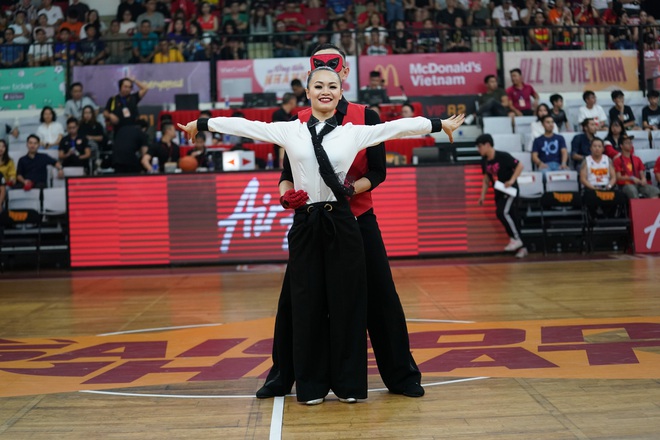 Đôi nhảy vừa giành HCV dancesport ở SEA Games 30 xuất hiện ấn tượng, quyến rũ người hâm mộ tại sân bóng rổ bằng điệu nhảy điêu luyện - Ảnh 2.