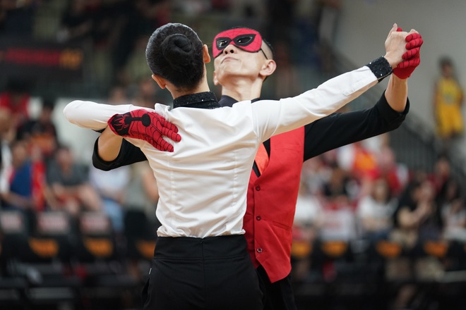 Đôi nhảy vừa giành HCV dancesport ở SEA Games 30 xuất hiện ấn tượng, quyến rũ người hâm mộ tại sân bóng rổ bằng điệu nhảy điêu luyện - Ảnh 5.