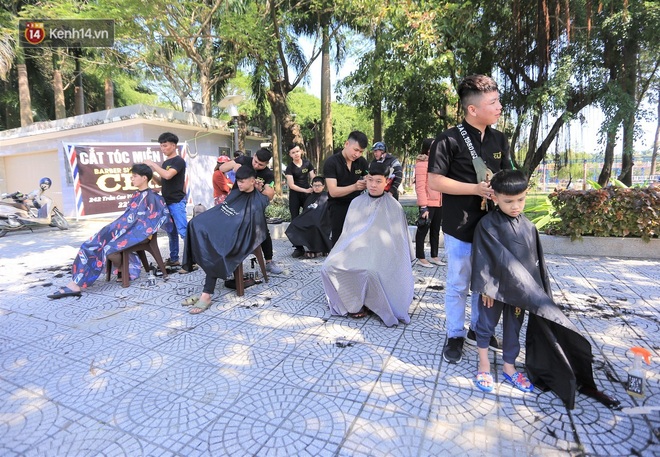 “Salon vỉa hè” hớt tóc miễn phí cho người dân Đà Nẵng của những bạn trẻ tử tế - Ảnh 2.