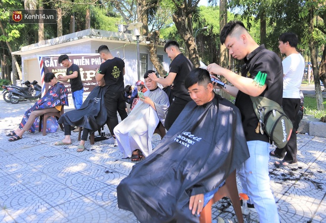 “Salon vỉa hè” hớt tóc miễn phí cho người dân Đà Nẵng của những bạn trẻ tử tế - Ảnh 8.