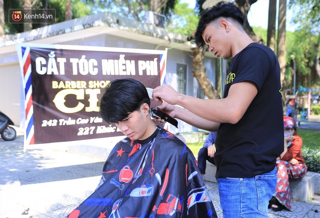 “Salon vỉa hè” hớt tóc miễn phí cho người dân Đà Nẵng của những bạn trẻ tử tế - Ảnh 3.