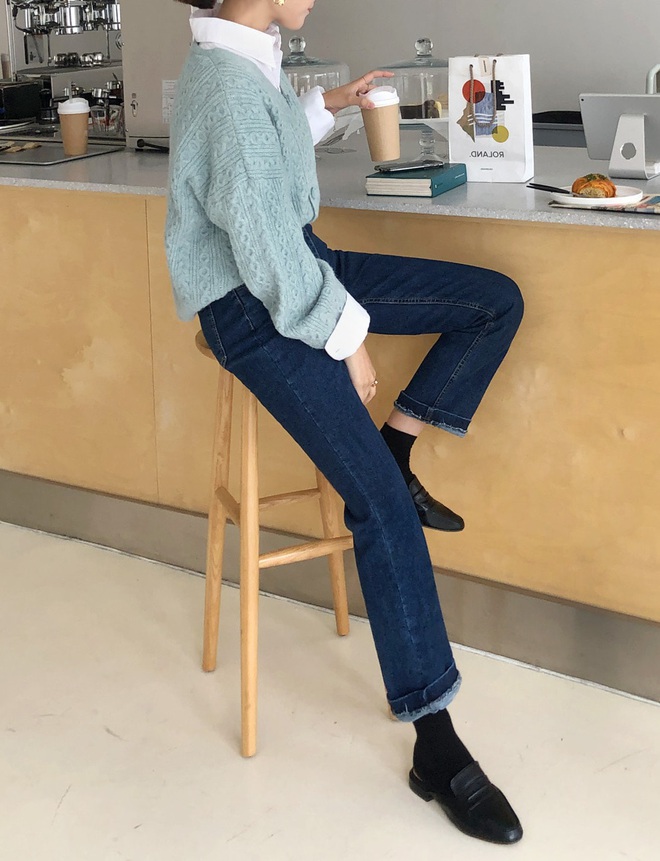 Diện đồ tối m&agrave;u v&agrave;o ng&agrave;y mưa l&agrave; s&aacute;ng suốt nhất, nhưng bạn h&atilde;y ghim 3 tips để kh&ocirc;ng h&oacute;a gi&agrave; đau gi&agrave; đớn - Ảnh 1.