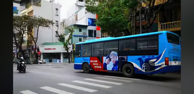 H&agrave; Nội: T&agrave;i xế xe bu&yacute;t đi ngược chiều ở đường L&ecirc; Duẩn - Ảnh 1.