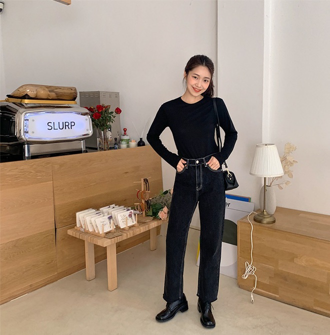 Diện đồ tối m&agrave;u v&agrave;o ng&agrave;y mưa l&agrave; s&aacute;ng suốt nhất, nhưng bạn h&atilde;y ghim 3 tips để kh&ocirc;ng h&oacute;a gi&agrave; đau gi&agrave; đớn - Ảnh 7.