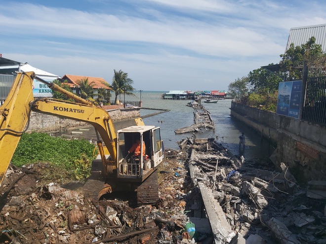 4 người bị tạm giữ v&igrave; k&iacute;ch động việc ph&aacute; dỡ cầu cảng ở Ph&uacute; Quốc - Ảnh 2.