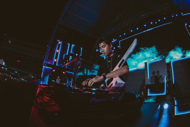 Kh&ocirc;ng c&ograve;n diễn bằng ca kh&uacute;c của Jack, K-ICM mang nguy&ecirc;n set EDM quẩy banh n&oacute;c tr&ecirc;n nền nhạc... d&acirc;n ca tại TP. HCM - Ảnh 12.