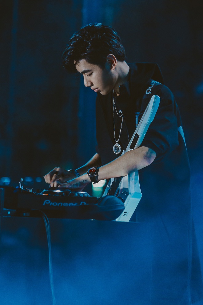 Kh&ocirc;ng c&ograve;n diễn bằng ca kh&uacute;c của Jack, K-ICM mang nguy&ecirc;n set EDM quẩy banh n&oacute;c tr&ecirc;n nền nhạc... d&acirc;n ca tại TP. HCM - Ảnh 9.