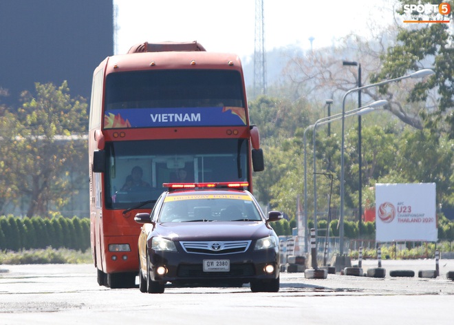 U23 Việt Nam được cảnh sát Hoàng gia Thái Lan bảo vệ cực nghiêm khi tới Buriram - Ảnh 2.