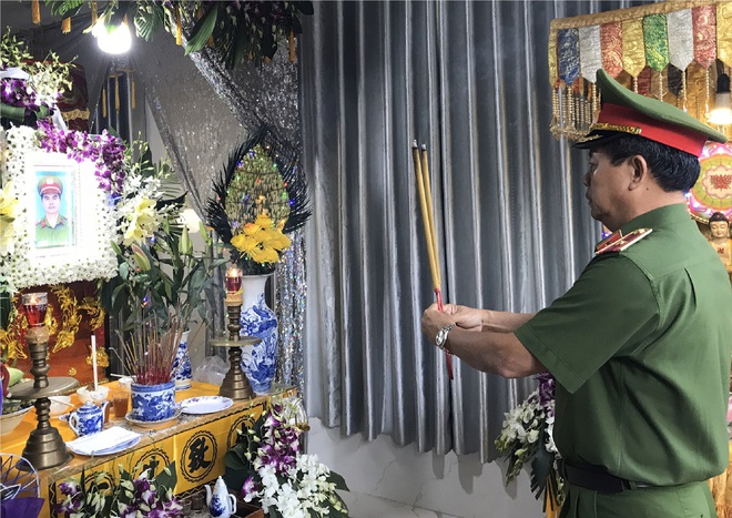 Vụ Trung &uacute;y CSGT bị t&ocirc;ng chết khi đang l&agrave;m c&ocirc;ng vụ: Hai lần người đầu bạc tiễn kẻ đầu xanh - Ảnh 1.