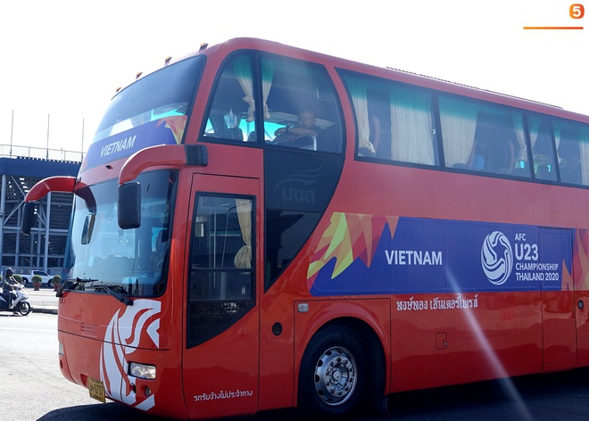 U23 Việt Nam được cảnh sát Hoàng gia Thái Lan bảo vệ cực nghiêm khi tới Buriram - Ảnh 3.