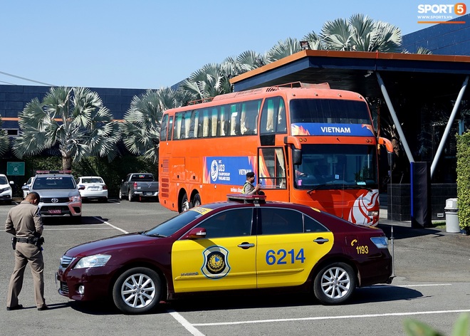 U23 Việt Nam được cảnh s&aacute;t Ho&agrave;ng gia Th&aacute;i Lan bảo vệ cực nghi&ecirc;m khi tới Buriram - Ảnh 8.