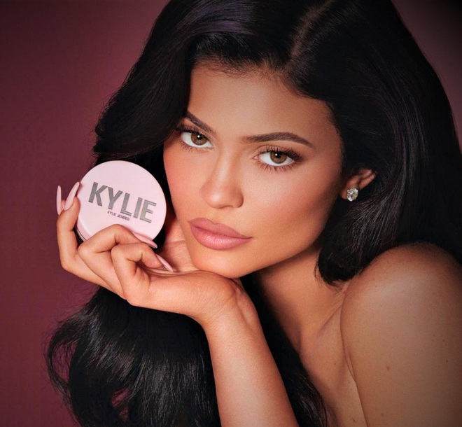 Con đường trở thành tỷ phú trẻ nhất thế giới của Kylie Jenner: Từ đầu đã “nhiều ăn liều”, sản xuất tận 15.000 thỏi son ngay lần mở bán đầu tiên - Ảnh 4.