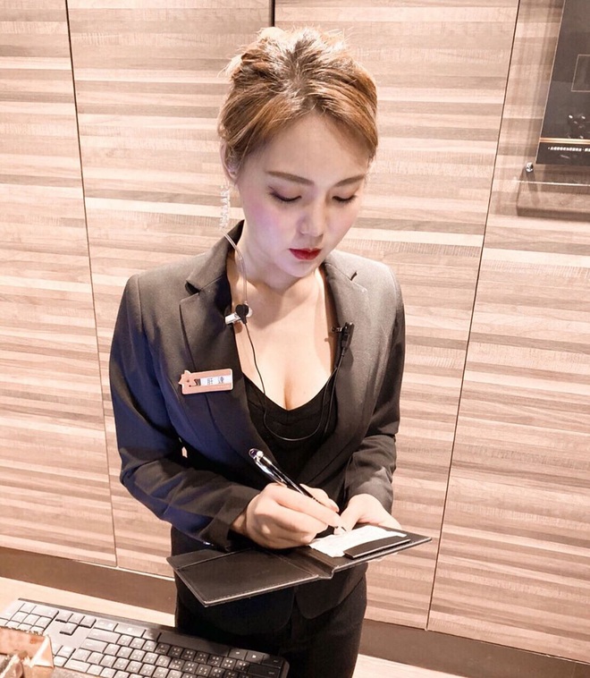 C&ocirc; thu ng&acirc;n nổi tiếng MXH nhờ gương mặt xinh đẹp, ảnh đời thường h&eacute; lộ body n&oacute;ng bỏng c&ograve;n h&uacute;t follow hơn nữa - Ảnh 1.