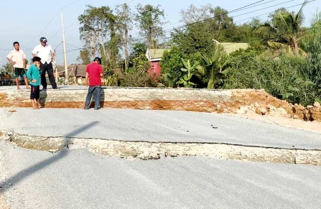 Long An: Đường nhựa chưa nghiệm thu đ&atilde; nứt to&aacute;c, l&uacute;n s&acirc;u cả m&eacute;t - Ảnh 1.