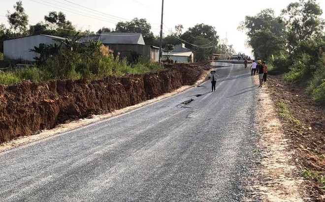 Long An: Đường nhựa chưa nghiệm thu đ&atilde; nứt to&aacute;c, l&uacute;n s&acirc;u cả m&eacute;t - Ảnh 2.