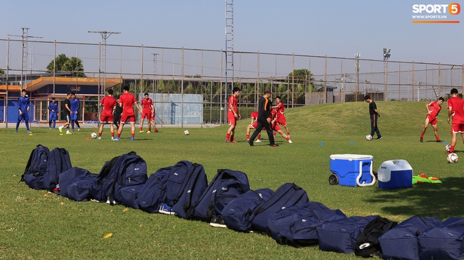 U23 Triều Tiên tranh thủ tập ngoài giờ ở bãi cỏ mấp mô, không ngại tự chạy ra giữa đường nhặt bóng - Ảnh 3.