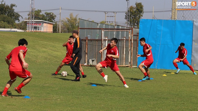 U23 Triều Tiên tranh thủ tập ngoài giờ ở bãi cỏ mấp mô, không ngại tự chạy ra giữa đường nhặt bóng - Ảnh 5.