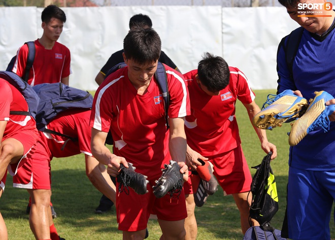 U23 Triều Tiên tranh thủ tập ngoài giờ ở bãi cỏ mấp mô, không ngại tự chạy ra giữa đường nhặt bóng - Ảnh 9.
