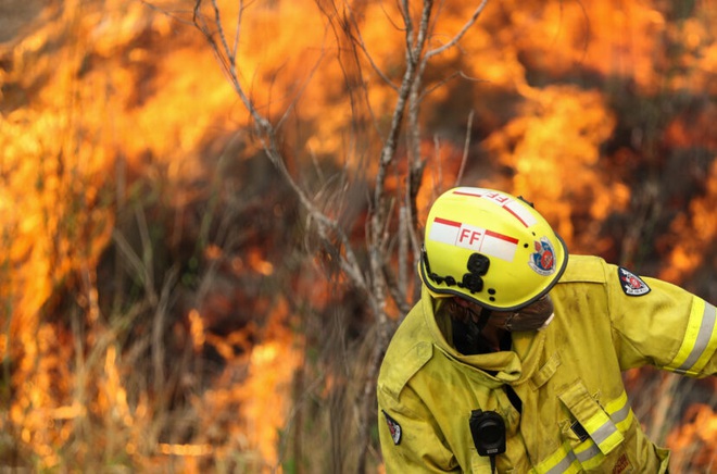 Người lính cứu hỏa nằm chợp mắt trên bãi cỏ sau 12 tiếng làm việc liên tục trong thảm hoạ cháy rừng ở Úc khiến ai cũng xót xa - Ảnh 2.