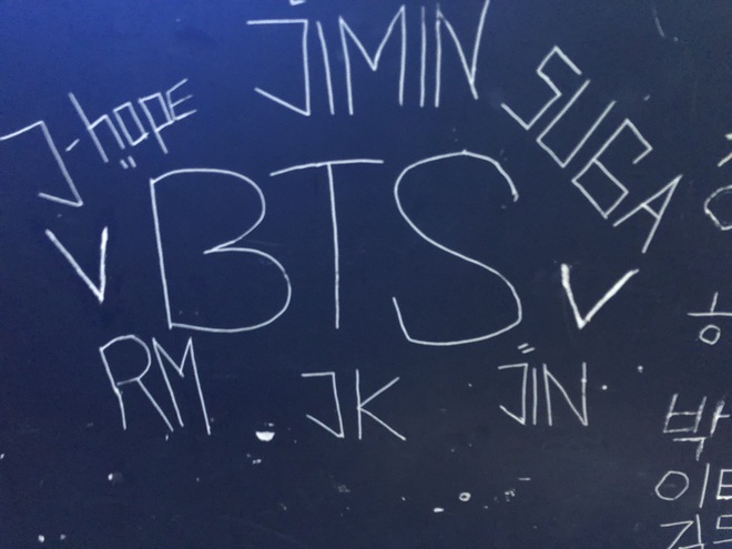 Jimin và V (BTS) cứ bám dính lấy nhau giữa thanh thiên bạch nhật bất kể vui buồn, tình bạn mà lãng mạn hơn tình yêu là đây chứ đâu! - Ảnh 21.