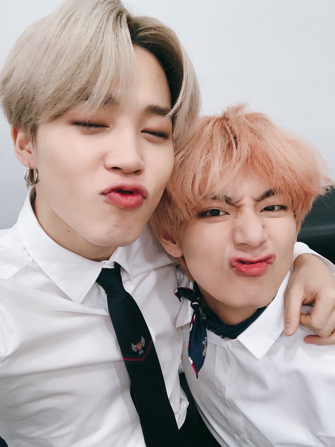 Jimin và V (BTS) cứ bám dính lấy nhau giữa thanh thiên bạch nhật bất kể vui buồn, tình bạn mà lãng mạn hơn tình yêu là đây chứ đâu! - Ảnh 23.