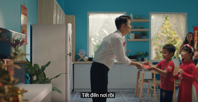 Xem MV mới của Hoàng Thuỳ Linh x JustaTee x Đen Vâu mà tràn đầy hốt hoảng: Tết về, đầu tiên là tiền đâu? - Ảnh 4.