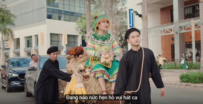 Xem MV mới của Hoàng Thuỳ Linh x JustaTee x Đen Vâu mà tràn đầy hốt hoảng: Tết về, đầu tiên là tiền đâu? - Ảnh 5.