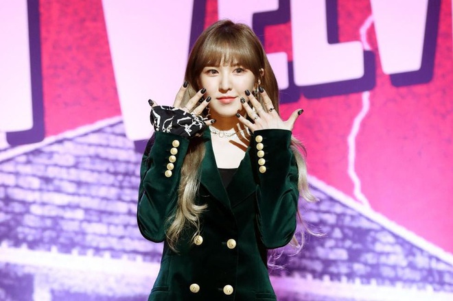 Khoảnh khắc gây sốt: Wendy (Red Velvet) cẩn thận cúi xuống nhặt từng mẩu rác trên sân khấu để các thành viên không bị té ngã - Ảnh 4.