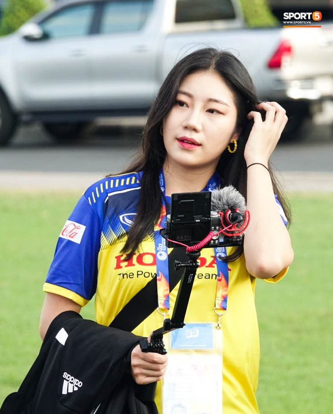 Phóng viên nữ Hàn Quốc xinh đẹp sang tận Thái Lan để ủng hộ HLV Park Hang-seo - Ảnh 2.