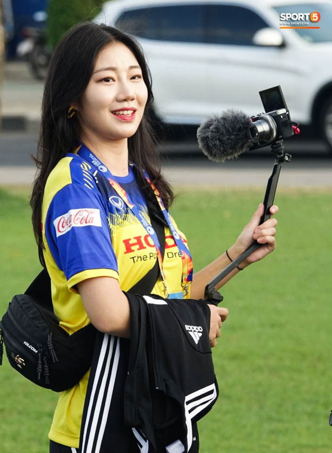 Phóng viên nữ Hàn Quốc xinh đẹp sang tận Thái Lan để ủng hộ HLV Park Hang-seo - Ảnh 3.