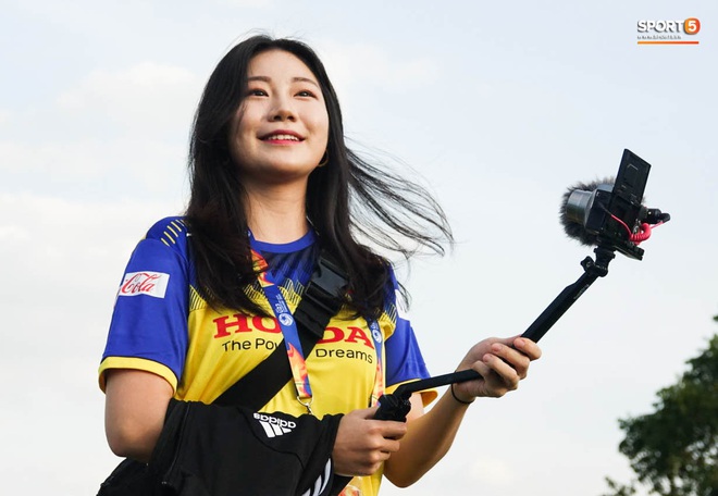 Phóng viên nữ Hàn Quốc xinh đẹp sang tận Thái Lan để ủng hộ HLV Park Hang-seo - Ảnh 5.