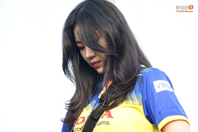Phóng viên nữ Hàn Quốc xinh đẹp sang tận Thái Lan để ủng hộ HLV Park Hang-seo - Ảnh 7.