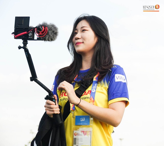 Phóng viên nữ Hàn Quốc xinh đẹp sang tận Thái Lan để ủng hộ HLV Park Hang-seo - Ảnh 8.