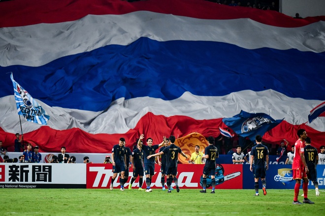 Thái Lan nghiền nát Bahrain 5-0 ngày mở màn giải U23 châu Á: Thần đồng Suphanat lập cú đúp, khắc tinh của Duy Mạnh ghi bàn từ góc hẹp không thể tin nổi - Ảnh 4.