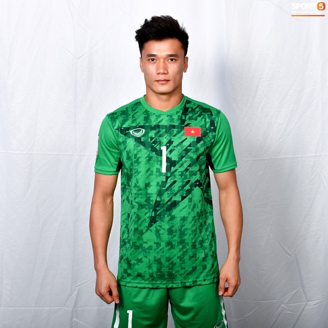 Cầu thủ U23 Việt Nam hoá hotboy ảnh thẻ trước thềm trận ra quân gặp U23 UAE - Ảnh 3.