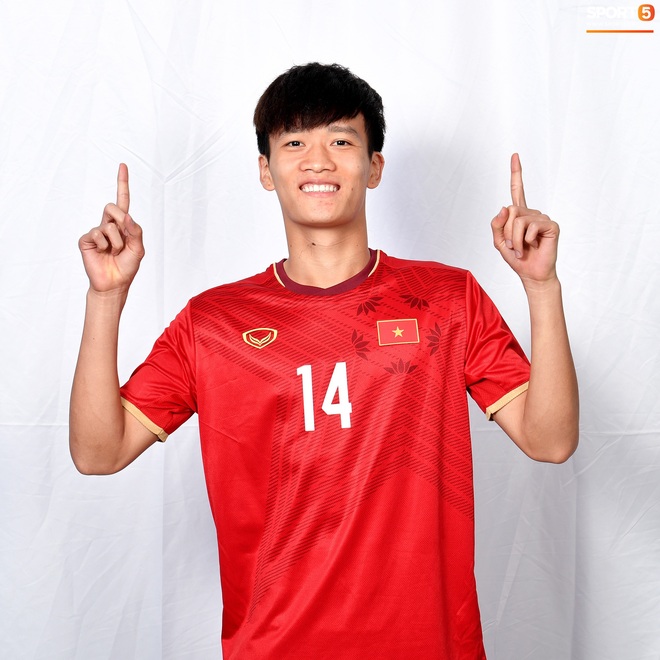 Cầu thủ U23 Việt Nam hoá hotboy ảnh thẻ trước thềm trận ra quân gặp U23 UAE - Ảnh 16.