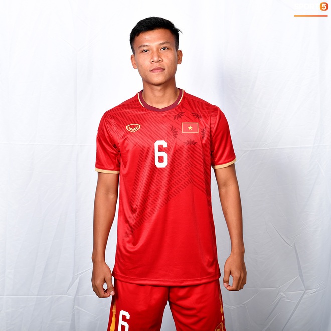 Cầu thủ U23 Việt Nam hoá hotboy ảnh thẻ trước thềm trận ra quân gặp U23 UAE - Ảnh 8.