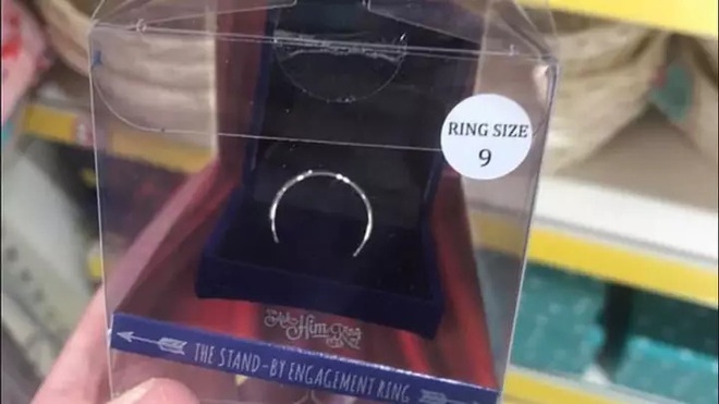 Cửa hàng tạp hóa bán nhẫn nhắc khéo siêu rẻ dành cho các chị em đang sốt ruột đợi bạn trai cầu hôn - Ảnh 1.