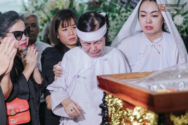 Quyền Linh, Long Nhật thương tiếc, vợ cố nghệ sĩ Chánh Tín khóc ngất trong giây phút tiễn biệt chồng về nơi chín suối - Ảnh 8.