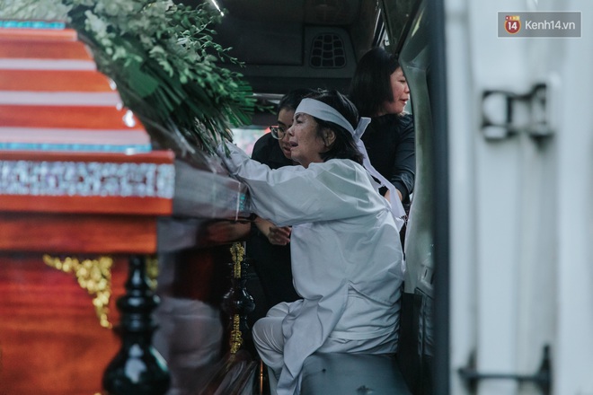 Quyền Linh, Long Nhật thương tiếc, vợ cố nghệ sĩ Chánh Tín khóc ngất trong giây phút tiễn biệt chồng về nơi chín suối - Ảnh 14.